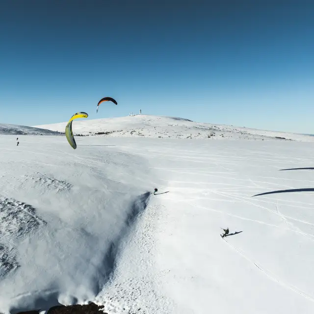 Snowkite sur la neige en hiver en Auvergne