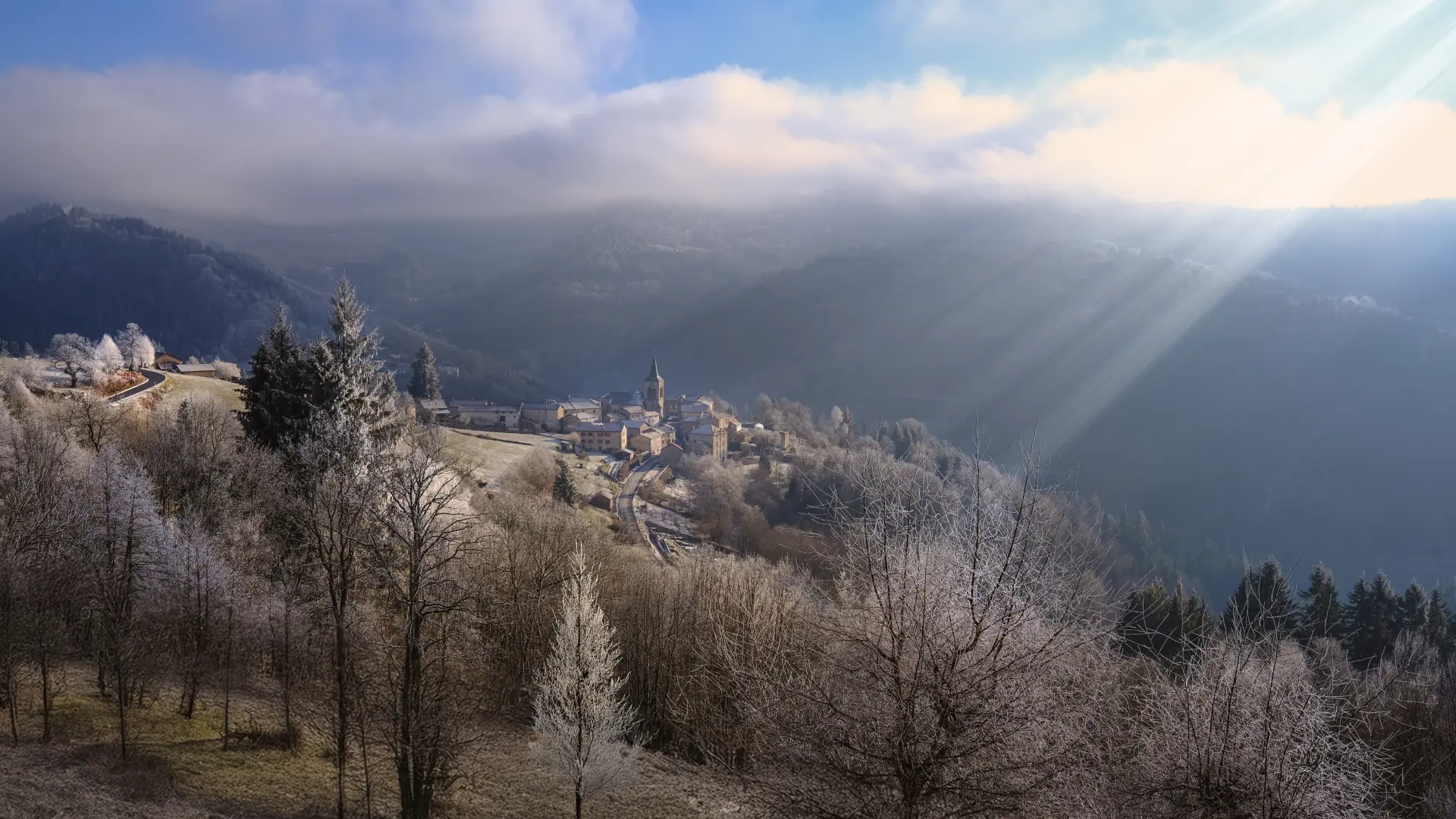 Le village de Valcivières sous la neige en hiver