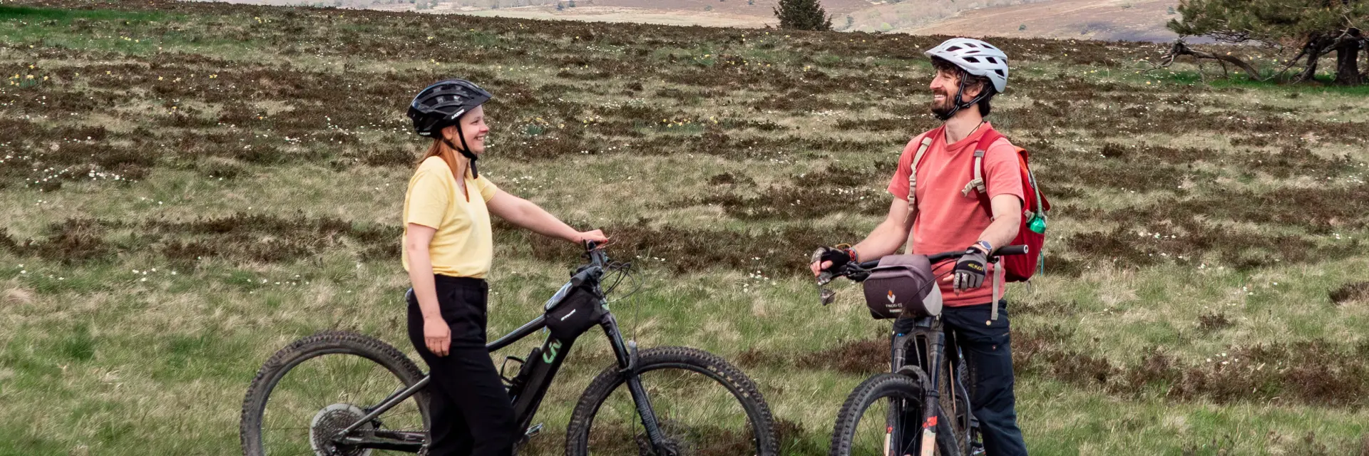Couple en train de faire du VTT dans le Livradois-Forez en Auvergne