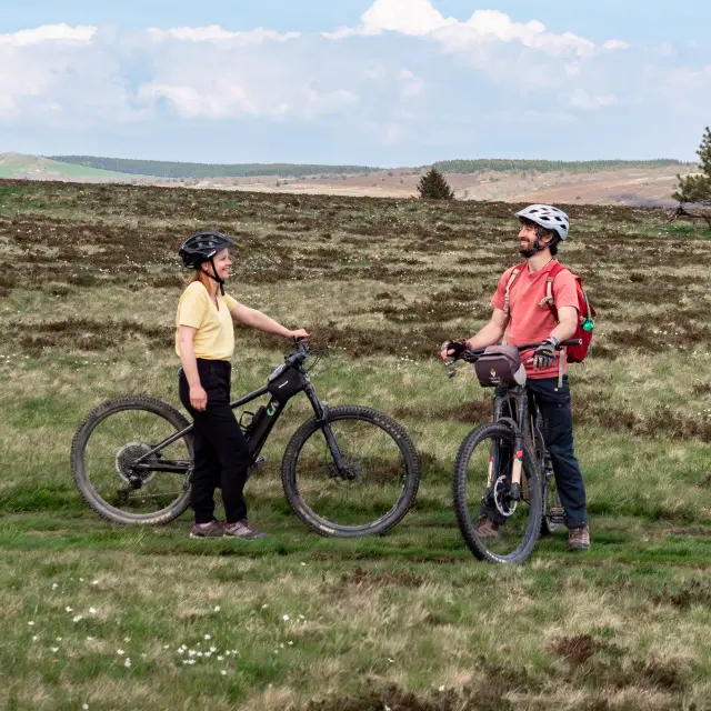 Couple en train de faire du VTT dans le Livradois-Forez en Auvergne