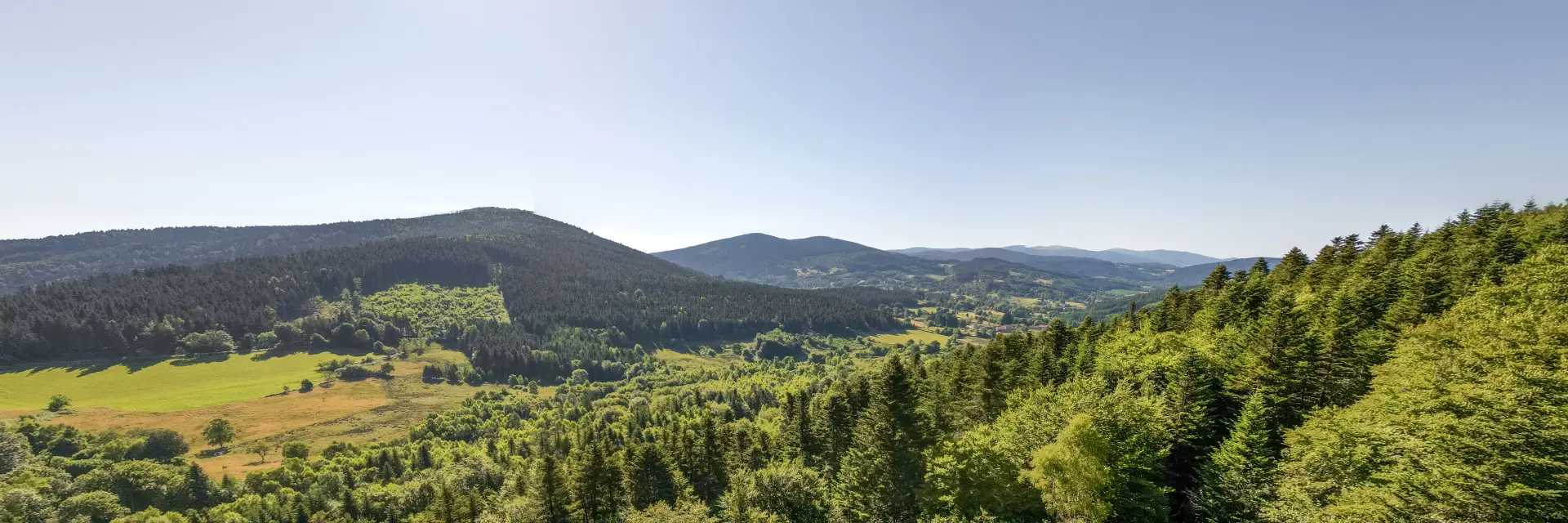 Paysage du Livradois-Forez en Auvergne, destination grand'R Bois Noirs Oxygène