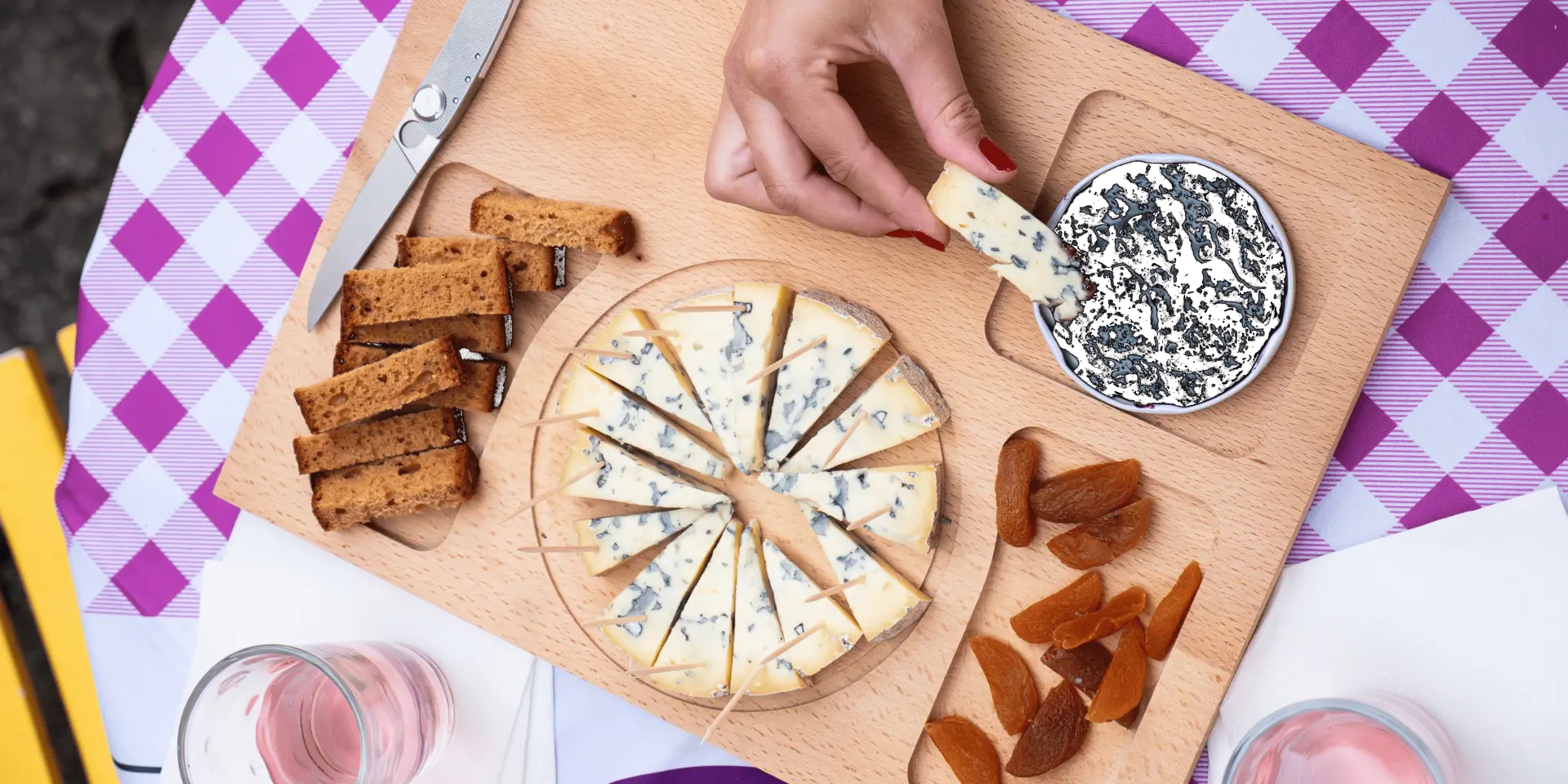 Pique-nique avec des produit locaux : Fourme d'Ambert. En Livradois-Forez, Auvergne