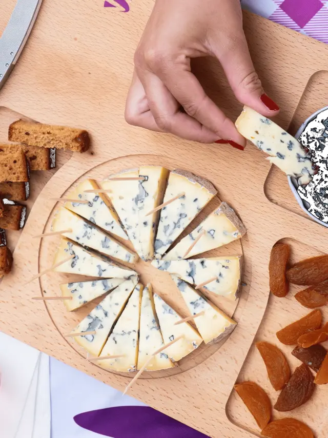 Pique-nique avec des produit locaux : Fourme d'Ambert. En Livradois-Forez, Auvergne