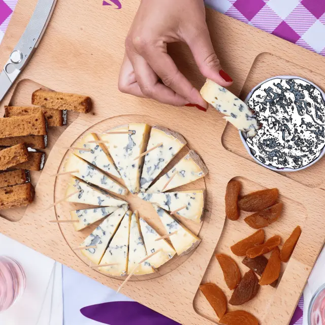 Pique-nique avec des produit locaux : Fourme d'Ambert. En Livradois-Forez, Auvergne