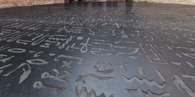 Place des Ecritures - pierre de Rosette