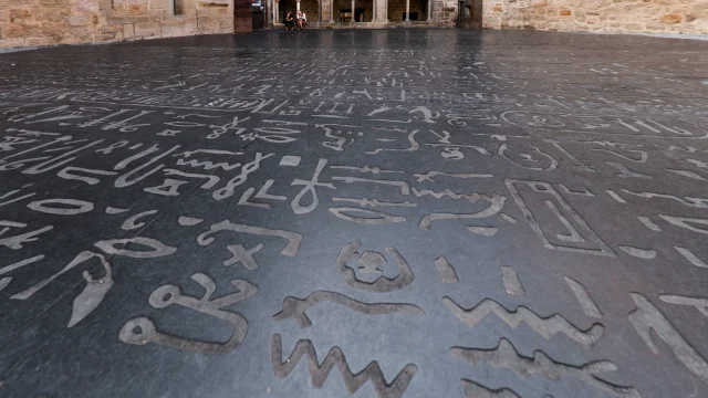 Place des Ecritures - pierre de Rosette