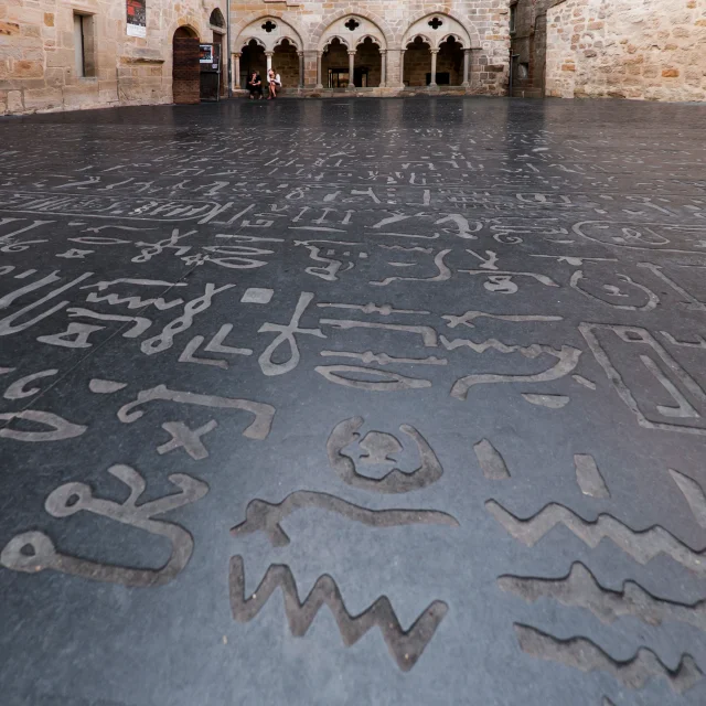 Place des Ecritures - pierre de Rosette