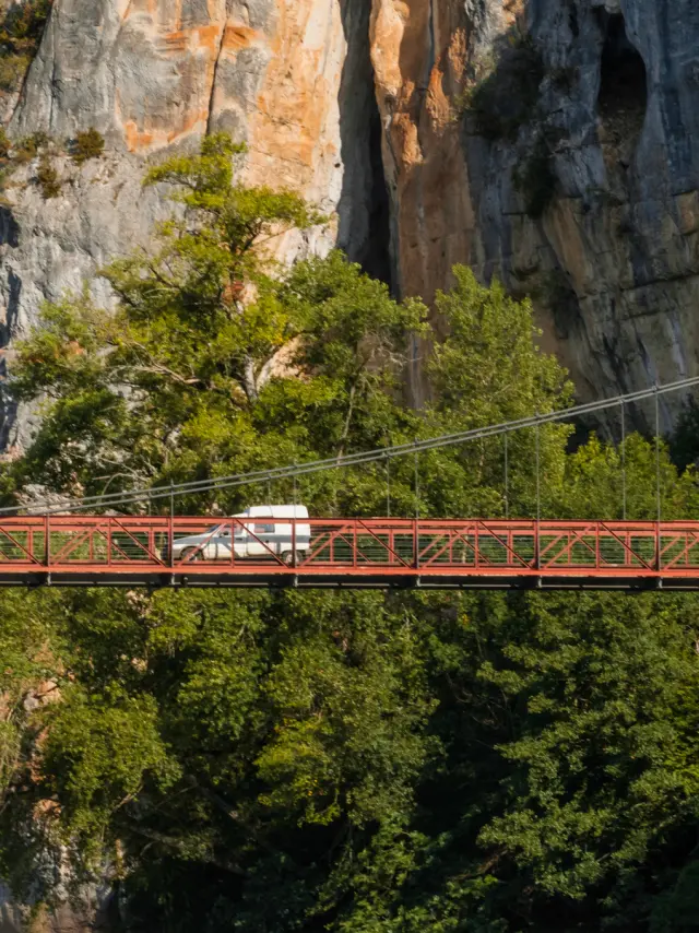 Traversée du Lot sur le pont suspendu de Bouziès