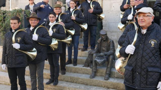 38statueetfanfare