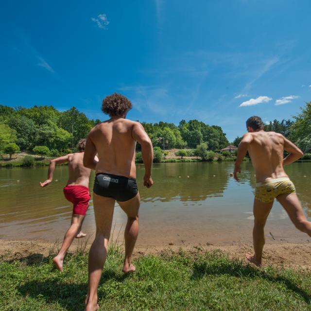 Baignade au plan d'eau de Frayssinet-Le-Gélat