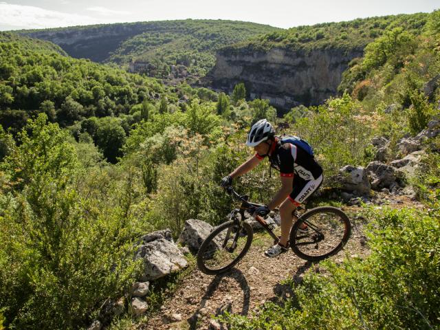 Descente sur les sentiers du causse, Cabreret