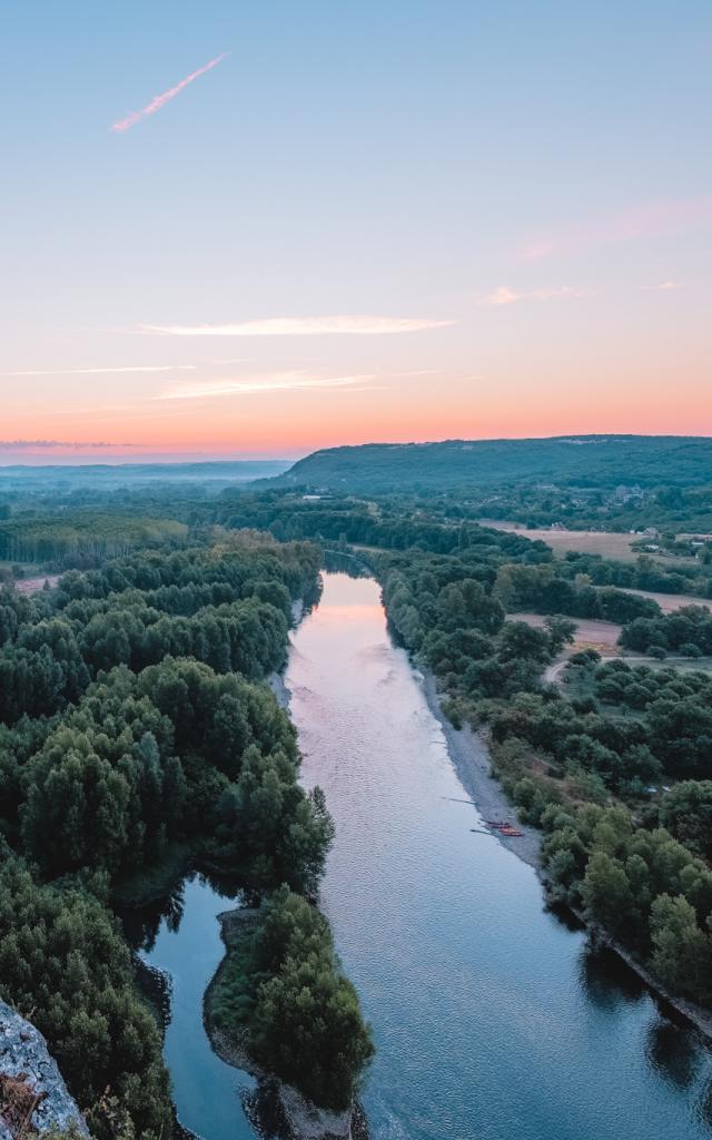 En contemplation devant la vallée de la Dordogne