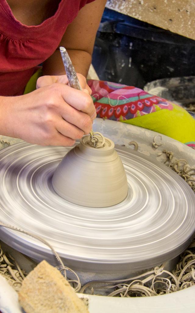 Façonnage d'un bol - artisan potier d'Uzech-les-Oules