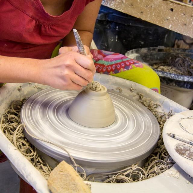 Façonnage d'un bol - artisan potier d'Uzech-les-Oules