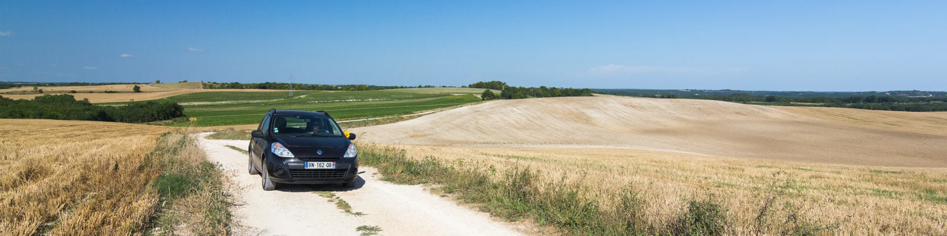 La voiture de Lot Tourisme en Quercy Blanc