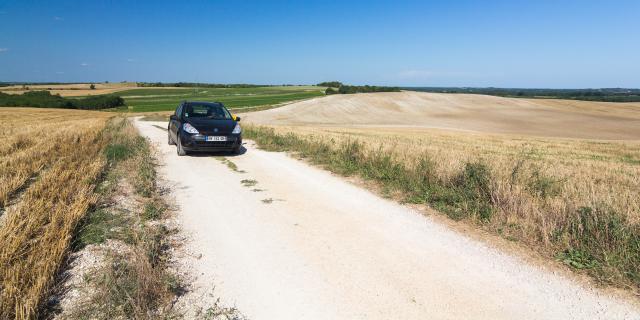 La voiture de Lot Tourisme en Quercy Blanc