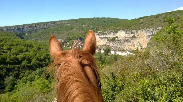 Randonnée équestre vue sur le Pech merle