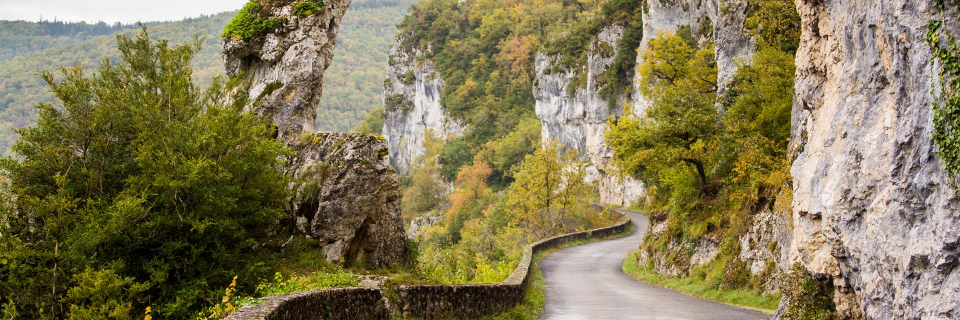 Route de la falaise à Bouziès