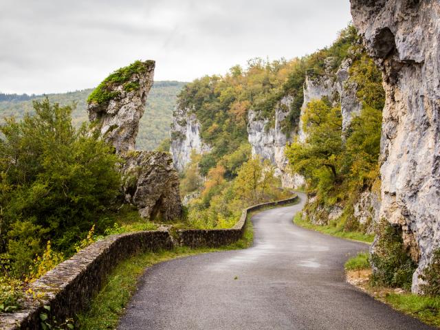 Route de la falaise à Bouziès