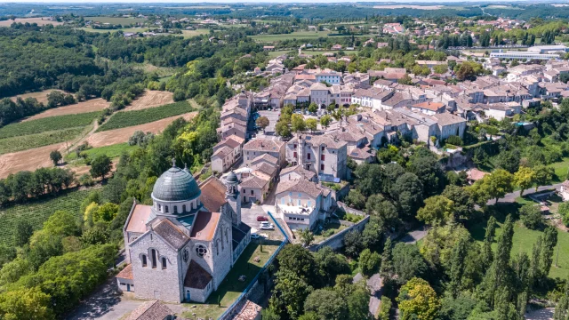 Vue aérienne de Castelnau-Montratier en Quercy Blanc