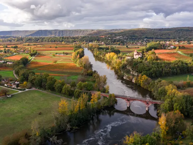 Vignoble de Cahors en automne à Douelle
