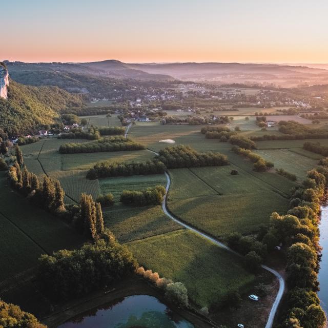 Lever de soleil sur la vallée de la Dordogne au Roc des Monges