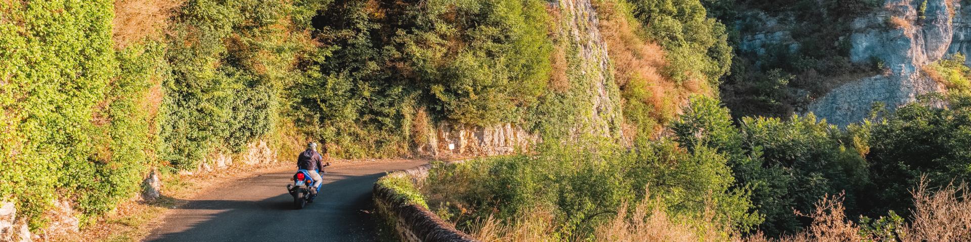 Route de corniche entre Gluges et Creysse