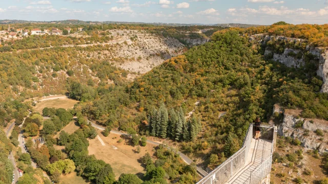 Vue sur le canyon de l'Alzou depuis les remparts de Rocamadour