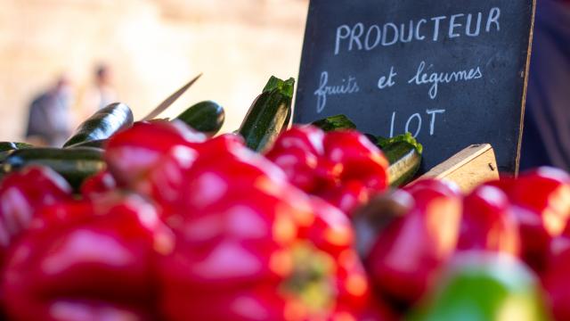 Légumes locaux sur le marché de Cahors