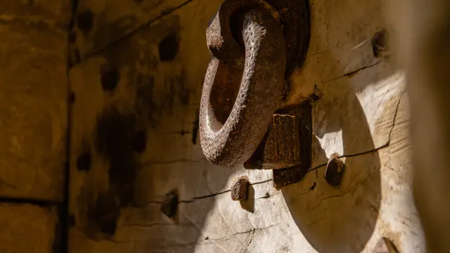 Jolie porte à Gourdon