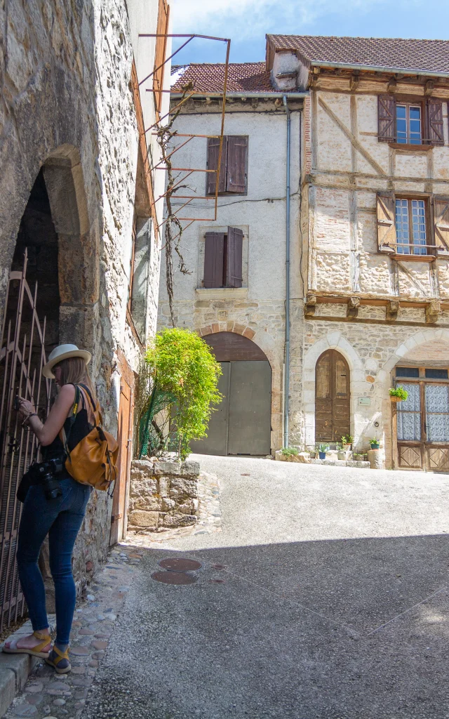 Devant une porte médiévale à Cajarc