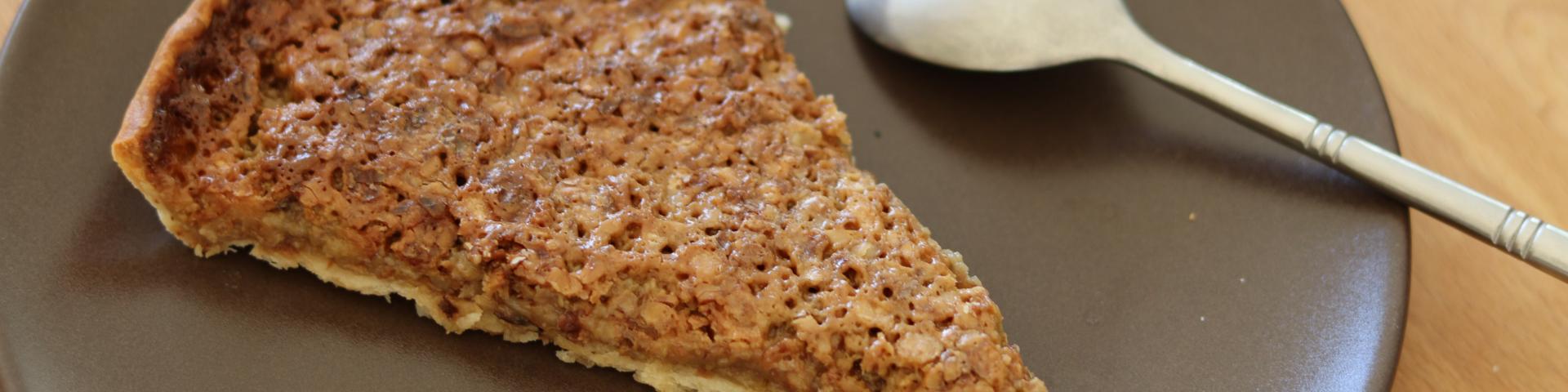 Tarte aux noix prête à être dégustée