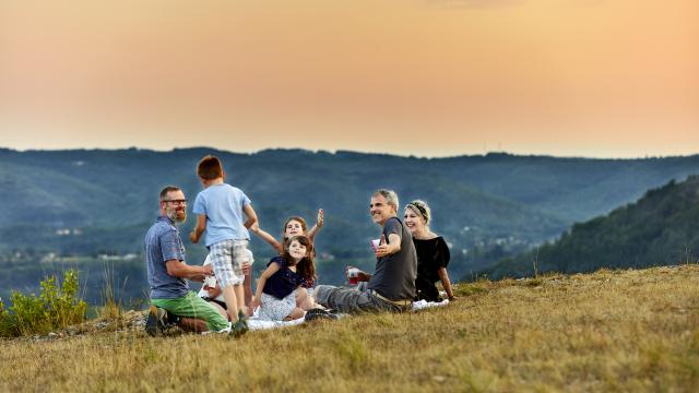 Pique Nique Avec Vue Sur La Vallee De La Dordogne©n.blaya Departement Du Lot