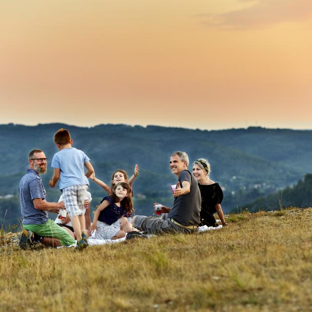 Pique Nique Avec Vue Sur La Vallee De La Dordogne©n.blaya Departement Du Lot