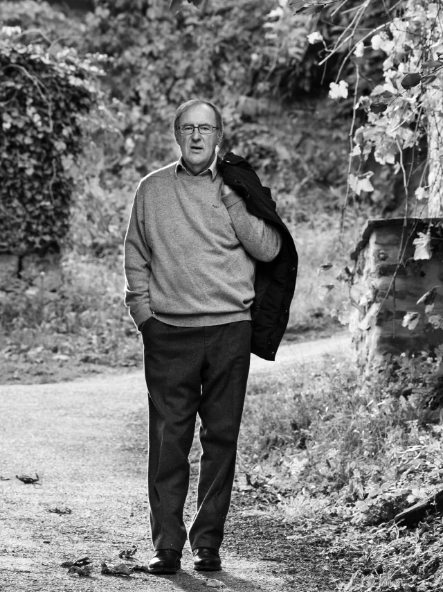 L'écrivain Christian Signol pose dans une ruelle du village de Carrenac