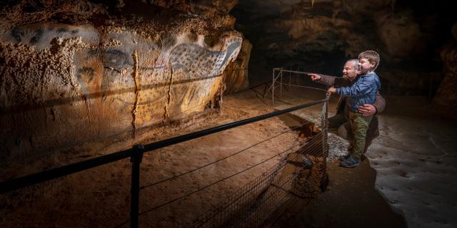 Chevaux ponctués - père et fils - vue serrée - Grotte du Pech Merle