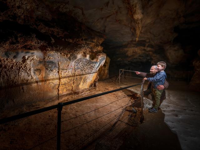 Chevaux ponctués - père et fils - vue serrée - Grotte du Pech Merle