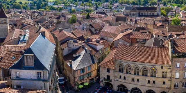 Juin - Vue sur la place Champollion à Figeac