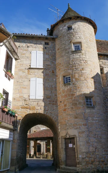 À Lacapelle-Marival, Un château incontournable au cœur d'un village