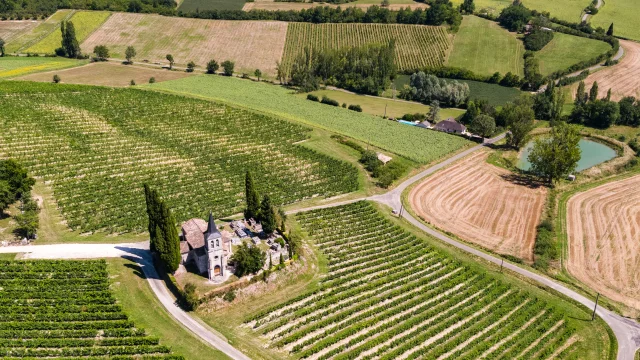 Vue aérienne de l'église Saint-Etienne en Quercy Blanc