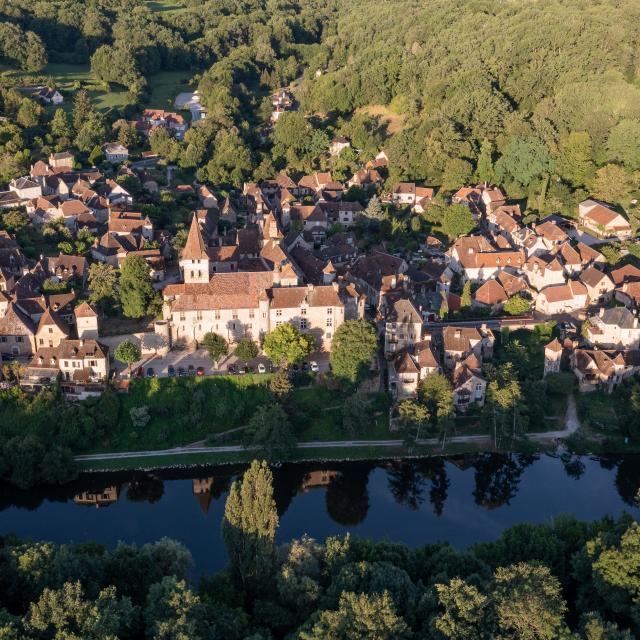 Vue drone du village de Carennac