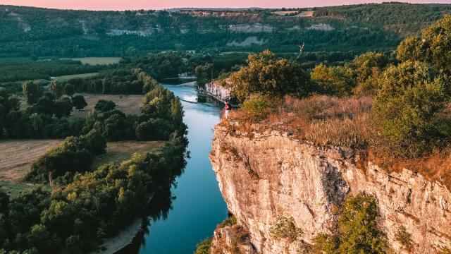 En contemplation devant la vallée de la Dordogne