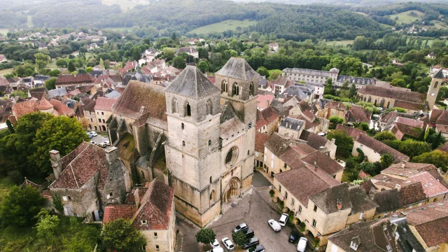 L'Eglise Saint Pierre de Gourdon vue aérienne