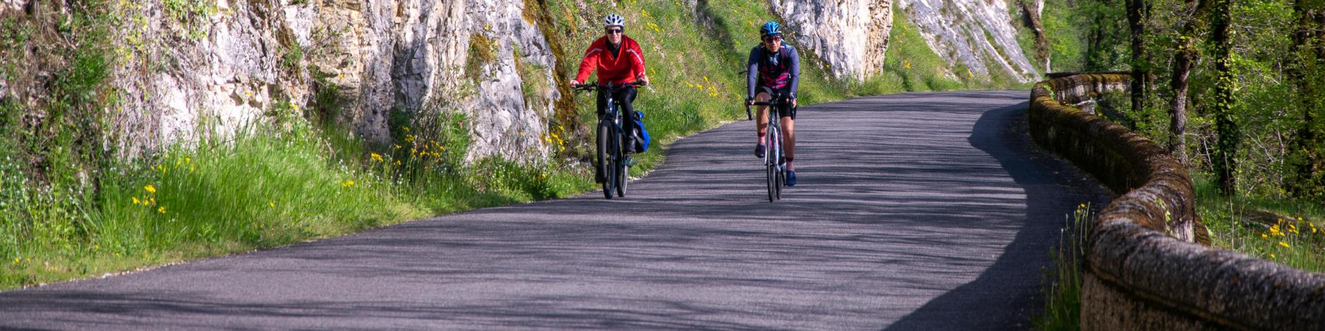 Cyclistes Sur La V87 Sous La Falaise Mirandol Cyril Novello Lot Tourisme 20230420 094648