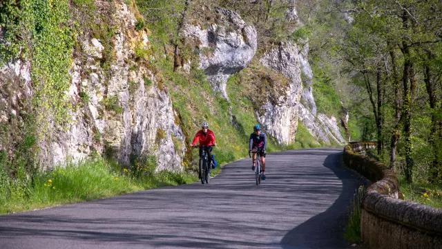 Cyclistes Sur La V87 Sous La Falaise Mirandol Cyril Novello Lot Tourisme 20230420 094648