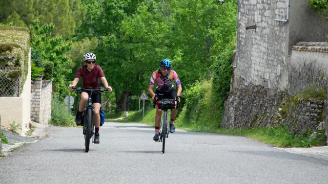 Cyclistes sur la véloroute V87 à Labastide-Marnhac