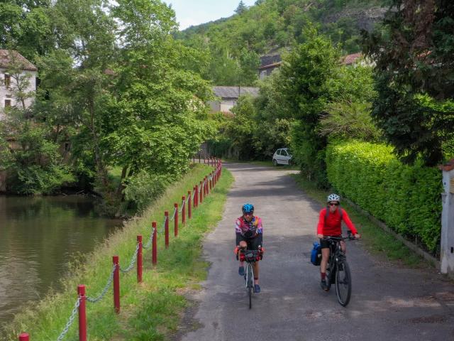 Cyclistes sur la véloroute V87 à Cahors Coty