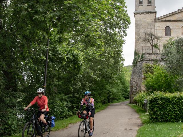 Cyclistes sur la véloroute V87 à l'église Saint-Georges