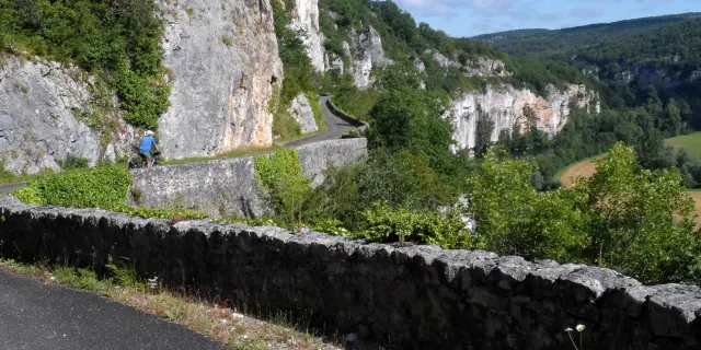 A Velo Sur La Corniche Entre Bouzies Et Saint Cirq Lapopie Lot Tourisme G. Raskin 20130630 102030