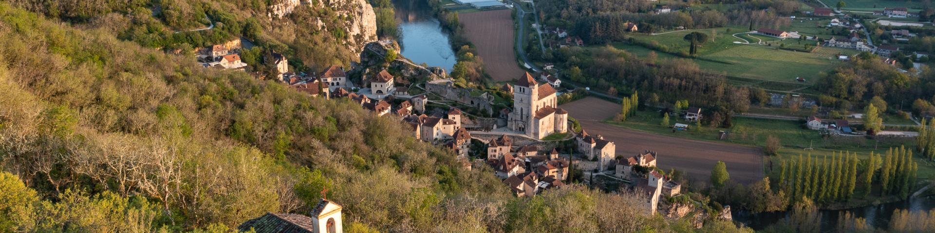 La chapelle Sainte-Croix dominant le village de Saint-Cirq-Lapop